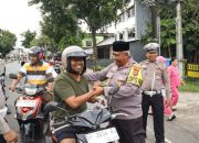 Berbagi Di Bulan Yang Suci, Kapolres Barru Bagi Takjil Kepengendara Jelang Buka Puasa