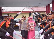 Dilepas dengan Tradisi Pedang Pora, Pelepasan AKBP Erwin Syah Berlangsung Haru