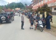 Personel Polsek Mamasa Laksanakan Strong Point Saat Jam Pulang Sekolah