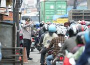 Baru Dilantik, Kapolres Gowa Langsung Turun ke Lapangan Urai Kemacetan di Jembatan Kembar