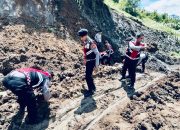 Polres Tator Terjun Bantu Warga Bersihkan Material Longsor di Bonggakaradeng