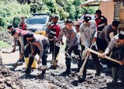 Kapolres Tator Terjunkan Personilnya Bantu Bersihkan Material Tanah Longsor di Bonggakaradeng