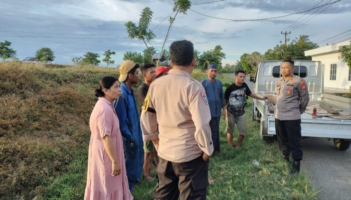 Sambangi Warga, Kapolsek Takkalalla Bersama Kades Liweng Jalin Keakraban Untuk Jaga Situasi Kamtibmas