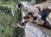 Personil Polsek Simbuang Bantu Warga Bersihkan Material Longsor