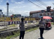 Polwan Polres Luwu Amankan Ibadah Sholat Jumat dengan Pendekatan Humanis