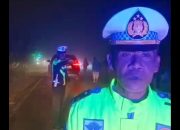 Tim Gabungan Polres Luwu Timur Berhasil Pindahkan Material Longsor di Badan Jalan, Arus Kembali Lancar