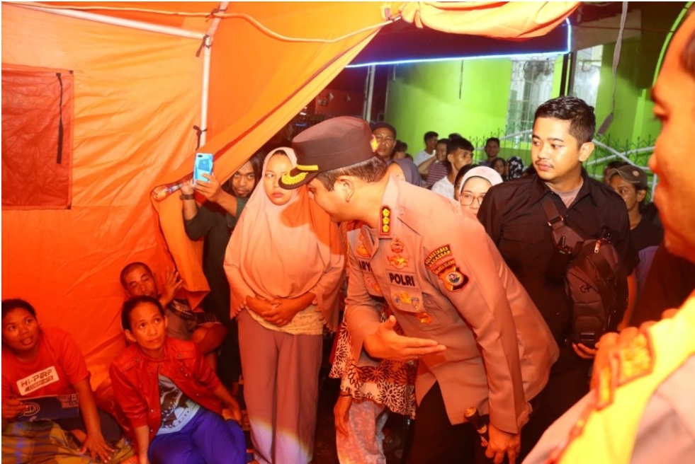 Kapolrestabes Makassar Kunjungi Korban Kebakaran di Tenda Pengungsian