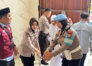 Polwan Polres Gowa Tampil Humanis Amankan Keberangkatan Kloter 5 dan 6 Jemaah Haji Asal Gowa