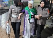Potret Humanis Polwan Polres Bulukumba: Sigap Bantu Jamaah Haji Lansia