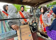 Polwan Polres Gowa Bantu Anak yang Ditinggal Ibunya Memulung di Pasar