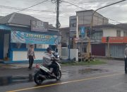 Hujan Tak Halangi Personel Sat Lantas Polres Sinjai Atur Lalu Lintas di Pagi Hari.