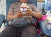 Wujud Kepedulian, Bhabinkamtibmas Polres Tana Toraja Donor Darah untuk Warga