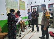 Respon Cepat Polsek Mengkendek Redam Aksi Massa dan Evakuasi Pria Tak Dikenal ke Puskesmas