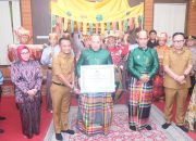 Kapolri Dikukuhkan Gelar Adat di Kabupaten Bone dalam Kunjungan Mendampingi Mentan RI