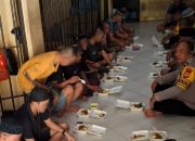 Wujud Kebersamaan, Polisi Makan Siang Bersama Para Tahanan.