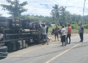 Mobil Box Ekspedisi Terbalik di Poros Majene-Mamuju, Diduga Sopir Mengantuk