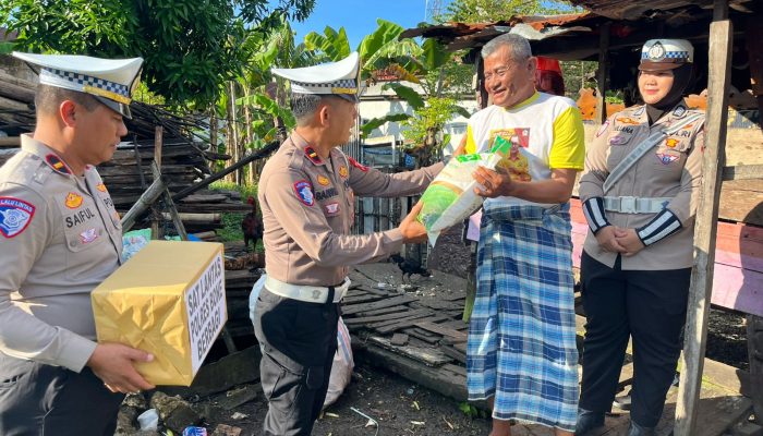 Jumat Berkah, Satlantas Polres Bone Bantu Kakek Halim Dan Nenek Bunga