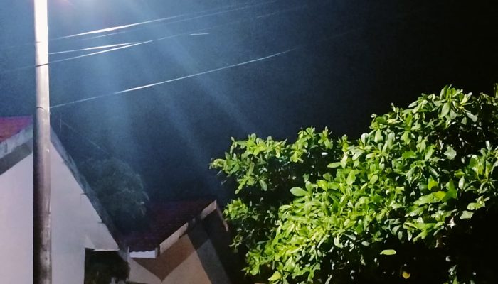 TERANG KARENA RAKYAT: Lampu Jalan Menyala Kembali Berkat Inisiatif Warga Villa Samata sejahterah