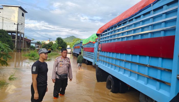 Penanganan Cepat Banjir Larompong, Polres Luwu Pastikan Keselamatan dan Kelancaran Lalu Lintas