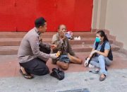 Bhabinkamtibmas Polsek Wajo Polres Pelabuhan Makassar Sigap Bantu ODGJ Lemas di Pinggir Jalan