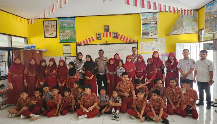 Police Go to School! Satlantas Pelabuhan Makassar Edukasi Pelajar soal Helm & Tertib Lalu Lintas
