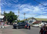 Dibawah Terik Panas Matahari, Personil Sat Lantas Polres Parepare Atur Lalin Saat Jam Pulang Sekolah