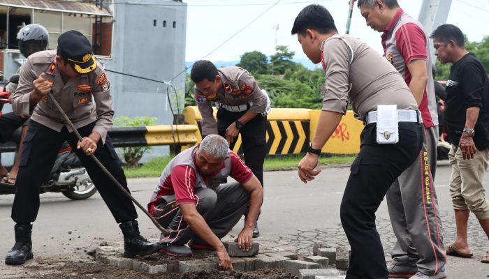 Antisipasi Kecelakaan Lalu Lintas, Wakapolres Maros bersama Personel Tambal Jalan Rusak