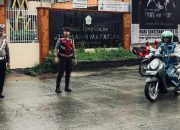Dibawah Guyuran Hujan, Personil Polres Pelabuhan Atur Lalin di Pagi Hari