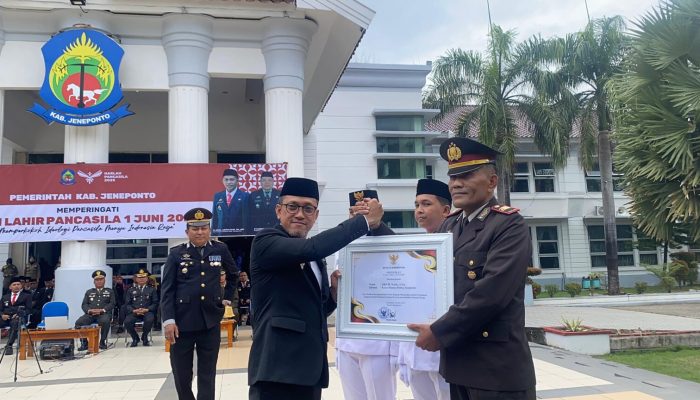 Kasat Binmas Polres Jeneponto Terima Penghargaan dari Bupati Jeneponto atas Dedikasi dalam Budaya Gotong Royong