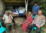 Berbagi Kebahagiaan di Hari Lebaran, Kapolres Maros Kunjungi Pasangan Lansia yang Tinggal di Gubuk Pinggir Jalan