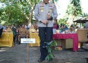 Kapolres Gowa Tanam Pohon dan Bagikan Pupuk Organik di Desa Panakukang