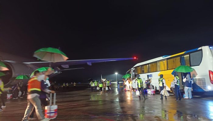Polsek Bandara Sultan Hasanuddin Berikan Pengamanan Ketat Kedatangan Kloter Pertama Jamaah Haji