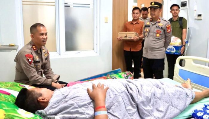 Wujud Kepedulian Kepada Personil, Kapolres Takalar Besuk Anggota Yang Sakit