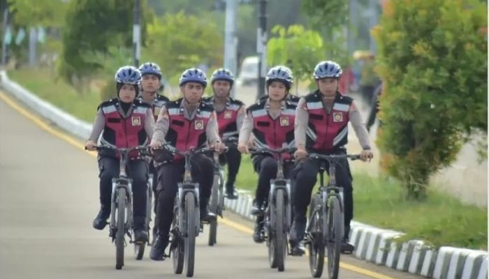 Menggunakan Sepeda, Personil Ditsamapta Polda Sulbar Pantau Kegiatan Car Freeday