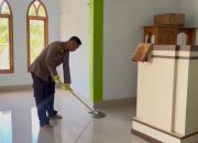 Bakti Sosial Jelang HUT Bhayangkara, Kapolres Tana Toraja Bersihkan Tempat Ibadah