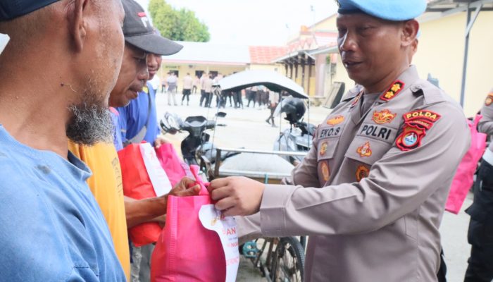 Kapolres Majene Dampingi Kabid Propam Polda Sulbar Serahkan Bantuan Sembako untuk Tukang Becak di Majene