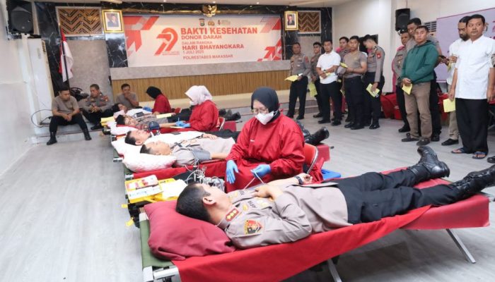 Sambut HUT Bhayangkara ke 79 Tahun, Kapolrestabes Makassar Ikut Donor Darah
