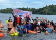 Renang Gembira Meriahkan Hari Bhayangkara ke-79 di Pantai Senggol Parepare