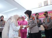 Jelang Puncak Hari Ulang Tahun Bhayangkara ke 79 Tahun, Kapolres Pelabuhan Makassar Serahkan Bantuan Sosial