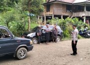 Personil Polsek Jajaran Polres Tana Toraja Laksanakan Pengamanan dan Pengaturan Arus Lalu Lintas di Acara Upacara Rambu Solo