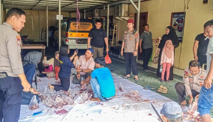 Polsek Panakukang Lakukan Pemotongan Daging Kurban di Halaman Mako