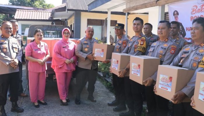 Kapolres Barru Salurkan 700 Paket Sembako Kepada Warga Yang Membutuhkan Dalam Rangka HUT Bhayangkara ke 79 Tahun
