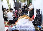 Turut Berduaka, Kapolrestabes Makassar Melayat kerumah Duka Personil Yang Wafat