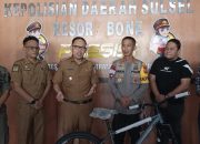 Wakil Bupati Bone Serahkan Hadiah kepada Personel Polres Bone yang Gagalkan Kasus Penculikan Anak