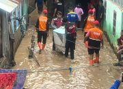 Polisi Bantu Evakuasi Sejumlah Warga Terdampak Banjir di Bulukumba