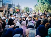 Dengan Seyuman, Polwan Polres Bulukumba Tenangkan Pengunjuk Rasa.