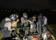 Cegah Kejahatan Jalanan di Malam Hari, Patroli Samapta Polres Maros Periksa Kelompok Remaja yang Nongkrong Hingga Larut