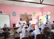 Bhabinkamtibmas Polres Majene Sambangi MTs DDI Majene, Beri Penyuluhan Saat MPLS