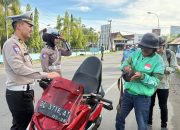 Personil Ditlantas Polda Sulbar Bagi Brosur Sasaran Operasi Patuh, Wujudkan Tertib Berlalulintas