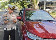 Ops Patuh, Personil Ditlantas Polda Sulbar Periksa Pengendara Dengan Humanis dan Persuasif